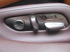 シートポジションを無段階で電動調整。 6