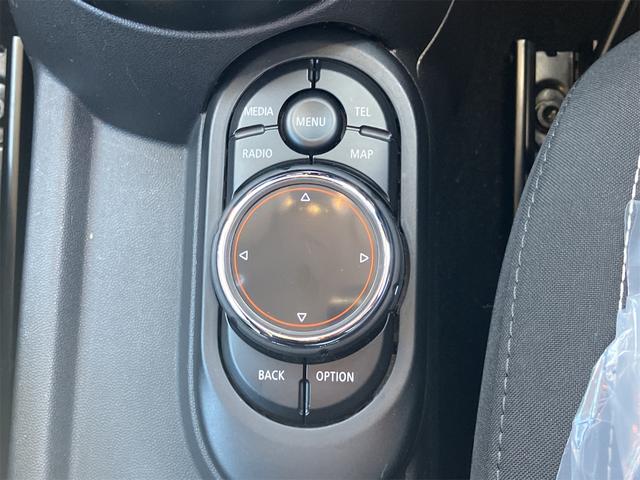 MINI クーパーS ETC ナビ アルミホイール オートマチックハイビーム オートライト HID スマートキー アイドリングストップ 盗難防止システム ABS ESC DVD再生 USB ミュージックプレイヤー接続可(40枚目)