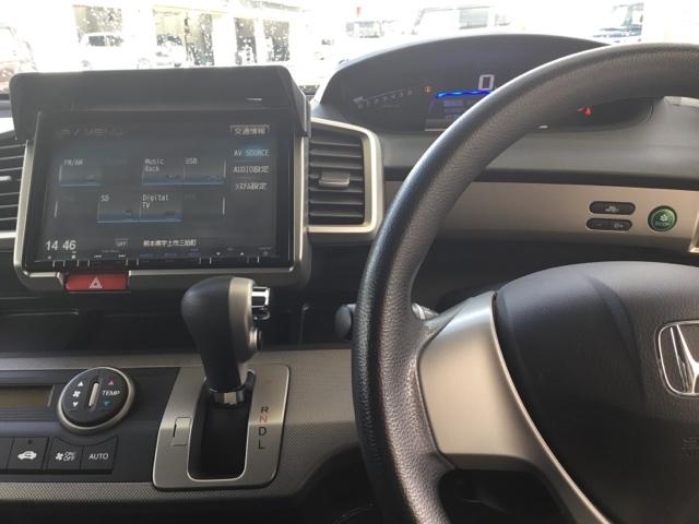フリードハイブリッド ジャストセレクション　片側電動スライドドア　純正ナビ　フルセグ　ＥＴＣ　前後ドラレコ　両側スライド片側電動ドア　ナビテレビ　セキュリティー　横滑り防止機能　オートクルーズ　地デジ　エアバック　ウォークスルー　ＤＶＤ再生可能（3枚目）