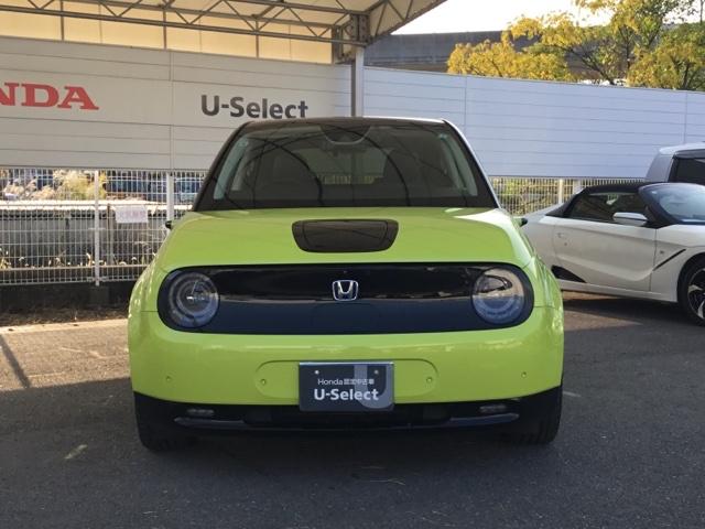 丸目のヘッドライトと未来感あふれるデザインは、街中でも目を引く存在感です。