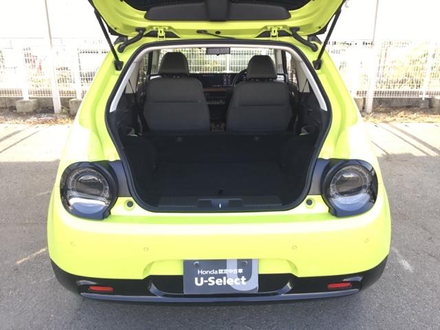 リアシートを前に倒せば、より多くの荷物を積むことができますよ。