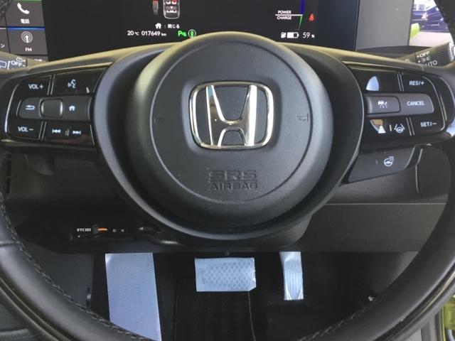 ステアリング左側はオーディオリモコンスイッチ、右側がクルーズコントロールです。手元で操作できるので便利です。