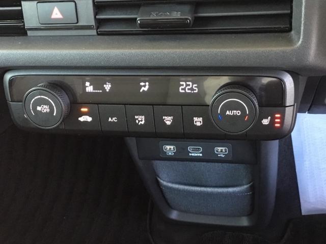 オートエアコンはこまめに温度調整するので、燃料の消費量をより少なくできます。シートヒーター付きなので、寒い日も快適です。