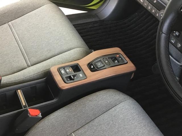 【電子制御パーキングブレーキ】指先で操作が簡単。スイッチを引くだけでパーキングブレーキの操作が可能です。