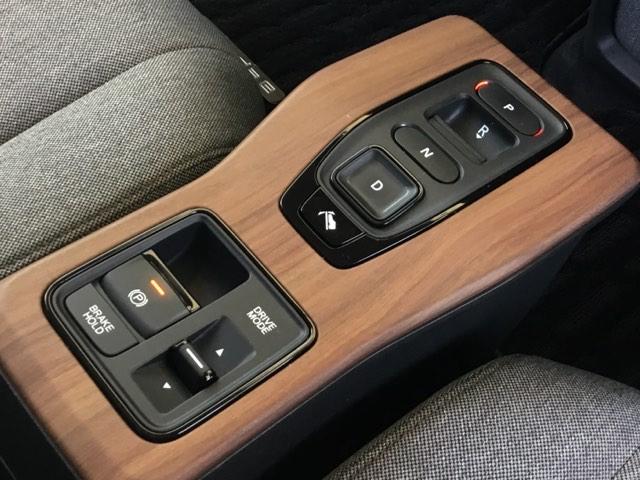 【エレクトリックギアセレクター】指先での直感操作が可能。スイッチ・ボタンの操作によってシフト操作を行うことができます。