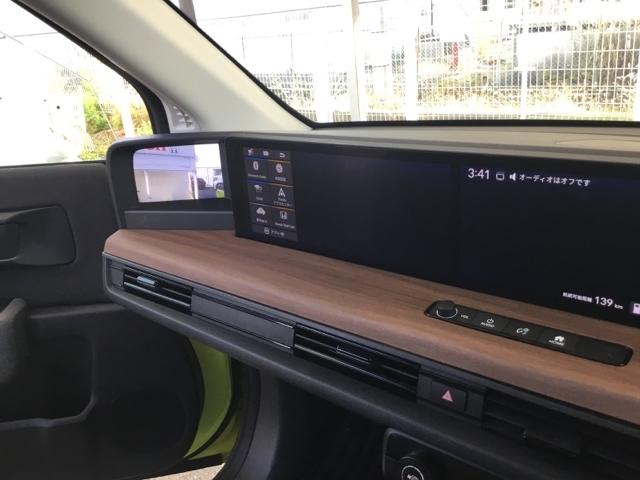 サイドカメラミラーシステム搭載。ドアミラーが装着される部分にカメラユニットを搭載し、その映像を車内の左右モニターに表示します。