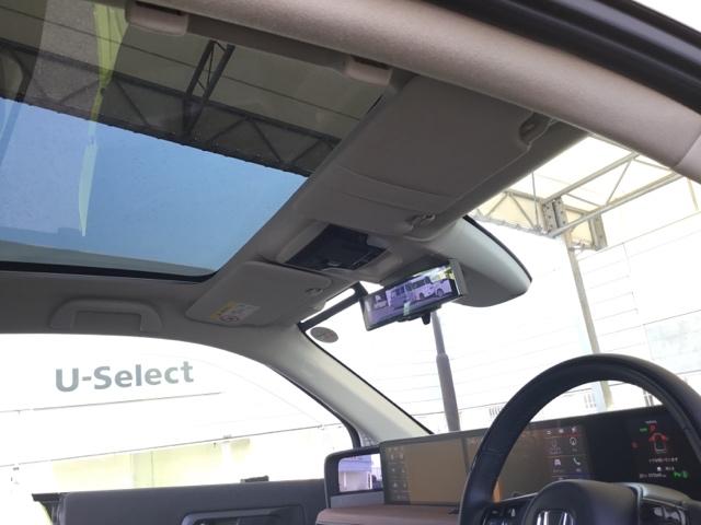 開放的なドライブが楽しめるスカイルーフ装備してます。