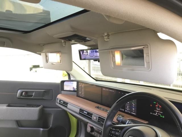 サンバイザーには、身だしなみを整える際に便利なバニティミラーが付いています。