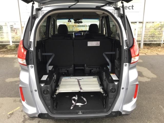 トランク荷室十分な容量あります。