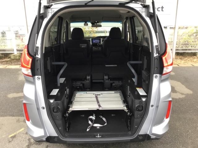 ワンアクションで後席を倒して、さらに使いやすく！！背もたれを左右別々に倒すことができます。