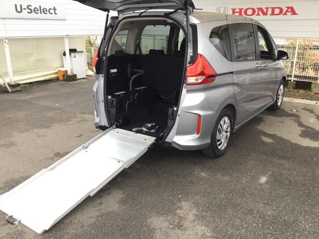 スロープにより車いすのままで乗り降りできます。車いすをご利用の方の移動をサポートするとともに、介護する方の負担を軽減します。