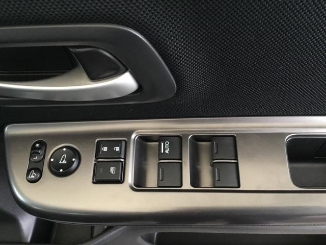 電動格納式ドアミラーのスイッチは運転席ドアにあります。