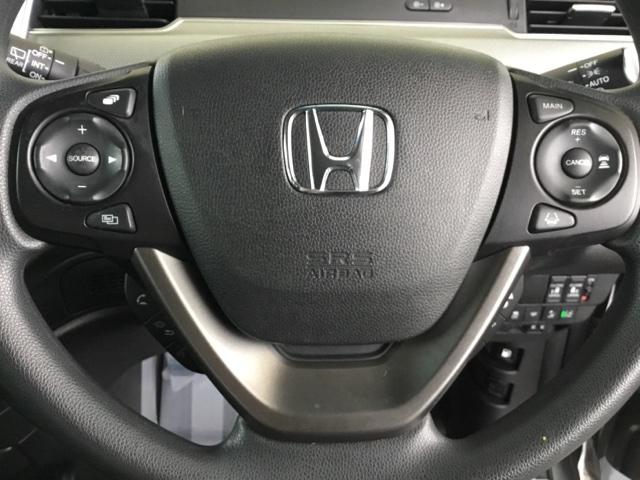 ステアリング左側はオーディオリモコンスイッチ、右側がクルーズコントロールです。手元で操作できるので便利です。