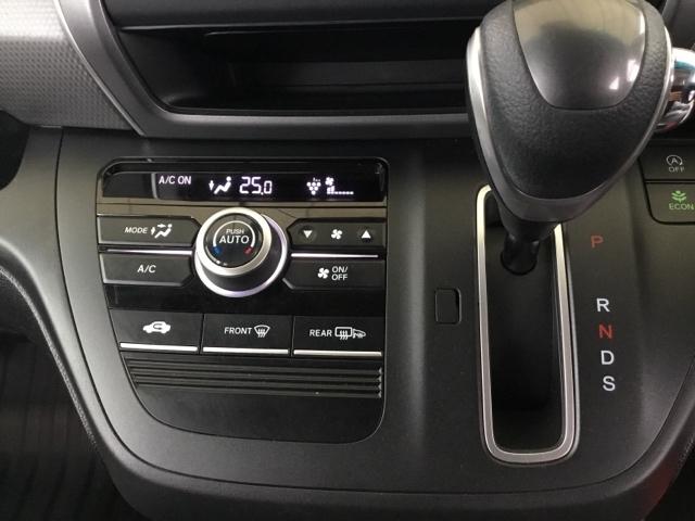 フルオートエアコンは希望の温度設定で風の温度も風量も自動調整で年中快適です。