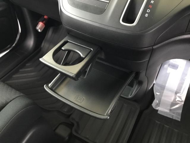 運転席からも助手席からも自在に使えるドリンクホルダー付のトレイ。