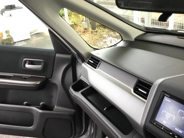 助手席インパネトレーは、ちょっとした軽食や小物が置けて使いやすいですよ。