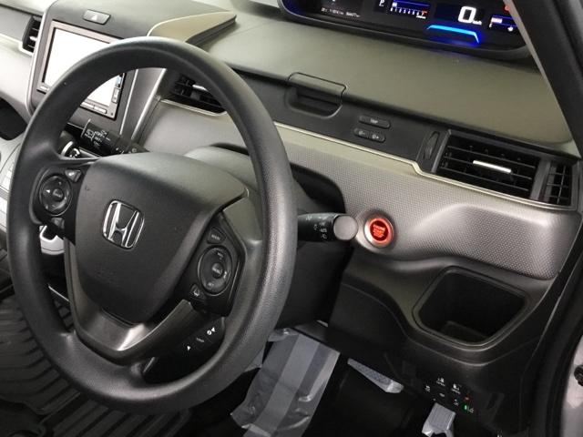 運転席ドリンクホルダーは、ドライバーがすぐ取り出せる位置に付いています。