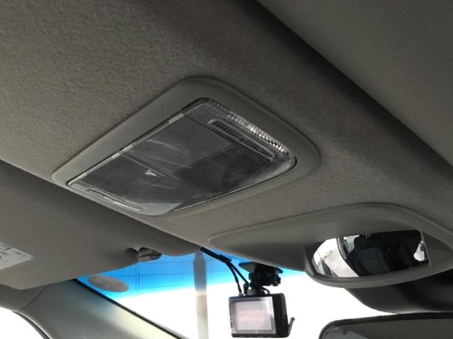 室内用確認ミラーが付いているので、振り返らずに後席をチェックできます。