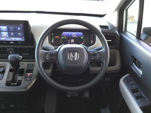 フリード ｅ：ＨＥＶエアー　デモカー　ディスプレイオーディオ　ＥＴＣ　前後ドラレコ　キーフリ　両側電動ドア　クルコン　禁煙　サイドエアバッグ　盗難防止装置　オートエアコン　ＬＥＤライト　スマートキー　オートライト　ＥＳＣ　Ｄレコ（13枚目）