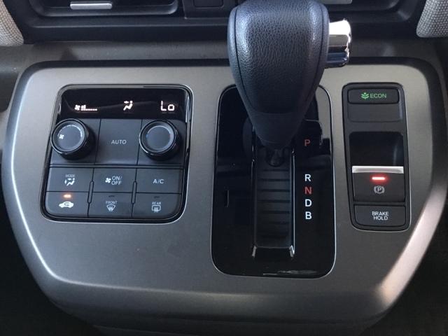 フリード ｅ：ＨＥＶエアー　デモカー　ディスプレイオーディオ　ＥＴＣ　前後ドラレコ　キーフリ　両側電動ドア　クルコン　禁煙　サイドエアバッグ　盗難防止装置　オートエアコン　ＬＥＤライト　スマートキー　オートライト　ＥＳＣ　Ｄレコ（17枚目）