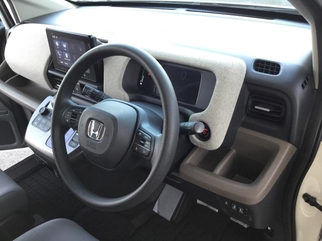 フリード ｅ：ＨＥＶエアー　デモカー　ディスプレイオーディオ　ＥＴＣ　前後ドラレコ　キーフリ　両側電動ドア　クルコン　禁煙　サイドエアバッグ　盗難防止装置　オートエアコン　ＬＥＤライト　スマートキー　オートライト　ＥＳＣ　Ｄレコ（25枚目）