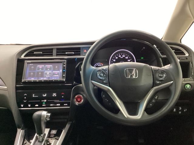 シャトル Ｇホンダセンシング　クルコン　バックカメラ　純正ナビ　ＥＴＣ　ドラレコ　盗難警報装置　Ｒカメ　スマートキー　横滑り防止　パワーウィンドウ　ＡＢＳ　エアバッグ　キーレス　助手席エアバッグ　追突被害軽減ブレーキ　Ａストップ（3枚目）