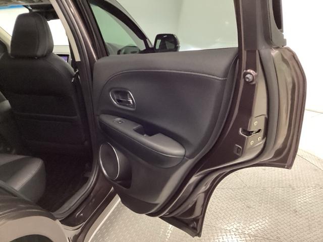 ヴェゼル ハイブリッドＺ・ホンダセンシング　クルコン　バックカメラ　純正ナビ　フルセグ　ＥＴＣ　前後ドラレコ　レーダーサポート　ＤＶＤ再生機能　横滑り防止システム　バックアイカメラ　盗難防止装置　シートヒーター付　スマ－トキ－　ＥＣＯモード（26枚目）