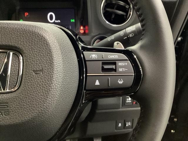 �X�e�A�����O�z�C�[���̉E�����N���[�Y�R���g���[���X�C�b�`�ł��B�A�N�Z���y�_���𓥂܂��Ɉ�葬���s���o����̂ŁA�������H�ł̑��s���O�b�Ɖ��K�ɂȂ�܂��B