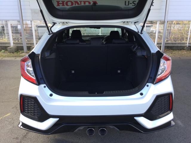 シビック ハッチバック　パドルシフト　純正ナビ　フルセグ　シートヒーター　盗難防止装置　Ｂモニター　横滑防止　ＬＥＤライト　スマートキー　ＡＡＣ　ナビ・ＴＶ　ドラレコ　サイドカーテンエアバック　ＥＴＣ　オートクルーズ　ＡＢＳ（9枚目）