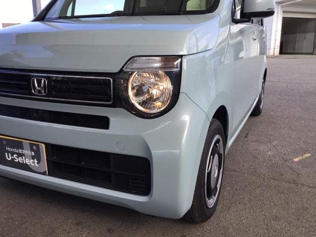 ハロゲンヘッドライトは温かみのある色で優しく、明るく照射します。