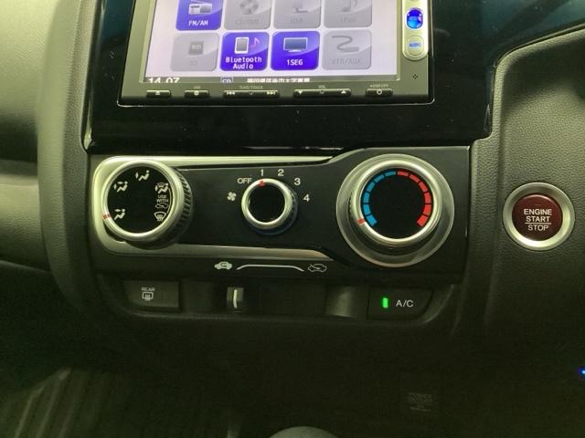 フィット １３Ｇ・Ｆパッケージ　バックカメラ　純正ナビ　ワンセグ　ＥＴＣ　イモビ　ＤＶＤ再生可能　スマ－トキ－　ＶＳＡ　助手席エアバッグ　Ｒカメラ　オートエアコン　エアバック　ＰＳ　キ－フリ－　１セグ　ＰＷ　ＡＢＳ　ＴＶナビ（11枚目）
