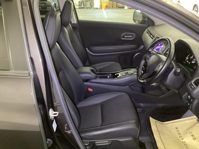 ヴェゼル ハイブリッドＺ・ホンダセンシング　クルコン　純正ナビ　フルセグ　ＥＴＣ　レーダーサポート　ＤＶＤ再生機能　横滑り防止システム　バックアイカメラ　盗難防止装置　シートヒーター付　スマ－トキ－　ＥＣＯモード　パワーウィンド　ＵＳＢ接続（13枚目）