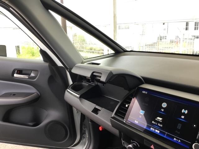 フィット ｅ：ＨＥＶＲＳ　デモカー　前後ドラレコ　ＥＴＣ　純正ナビ　カーテンエアバック　ＬＥＤヘッドライ　フルセグテレビ　Ｂカメ　ＤＶＤ再生可　Ｄレコ　セキュリティアラーム　スマートキ　ＵＳＢ　クルーズコントロール　禁煙（28枚目）