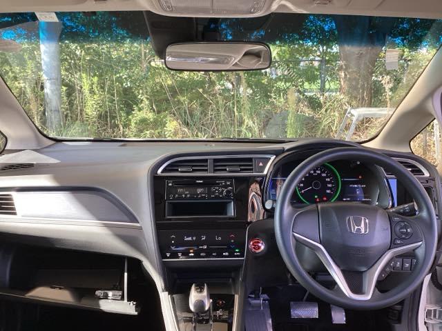 シャトル ハイブリッドホンダセンシング ETC スマートキー デュアルエアバッグ 横滑り防止 パワステ 盗難防止 パワーウインドウ キーレス ABS エコモード オートクルーズ フルオートエアコン 衝突回避ブレーキ 運転席エアバック(3枚目)