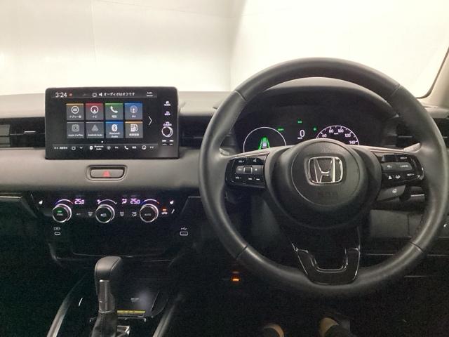 ヴェゼル ｅ：ＨＥＶＺ　クルコン　障害物センサー　ＢＳＭ　ＥＴＣ２．０　電動リアゲート　シートヒーター　衝突回避支援ブレーキ機能　スマキ　Ｐトランク　フルオートエアコン　エアバッグ　両席エアバック　Ｒカメ　パワーウィンドウ（3枚目）