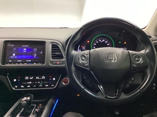 ヴェゼル ハイブリッドＺ・ホンダセンシング　クルコン　純正ナビ　フルセグ　ＥＴＣ　ドラレコ　レーダーサポート　ＤＶＤ再生機能　横滑り防止システム　バックアイカメラ　盗難防止装置　シートヒーター付　スマ－トキ－　ＥＣＯモード　パワーウィンド（3枚目）
