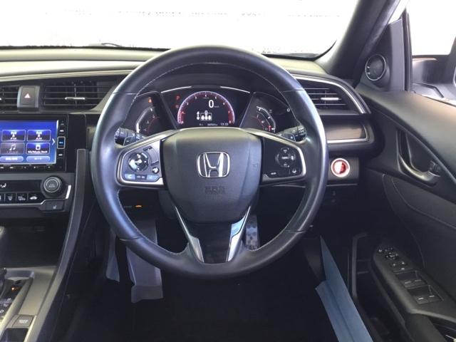 �X�e�A�����O�z�C�[�����ɂ̓p�h���V�t�g���t���Ă��܂��B�E���A�b�v�V�t�g�i�{�j�ŁA�����_�E���V�t�g�i�|�j�ł��B