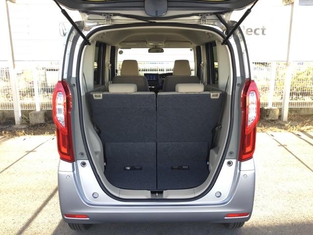 後席を倒さなくても、ゆとりある荷室。