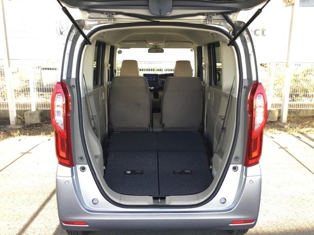 ワンアクションで後席を倒せます。左右別々に倒すことができ、多彩な荷室アレンジが可能です。