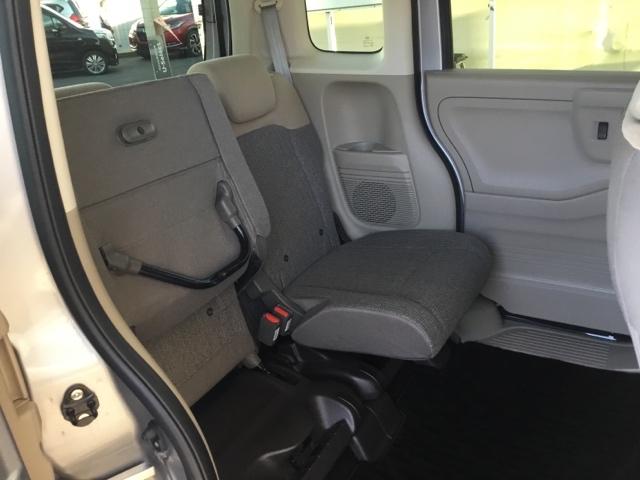 後席の座面をはね上げれば、ベビーカー等も積み込めます。