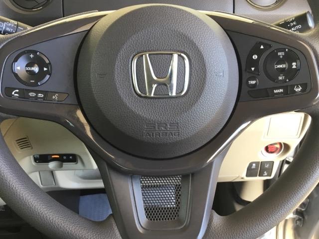 ステアリング左側はオーディオリモコンスイッチ、右側がクルーズコントロールです。手元で操作できるので便利です。