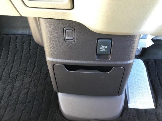 コンビニフックが付いています。ちょっとした荷物が掛けられ、運転中に荷物が転がるのを防げます。あると嬉しい便利な装備です！