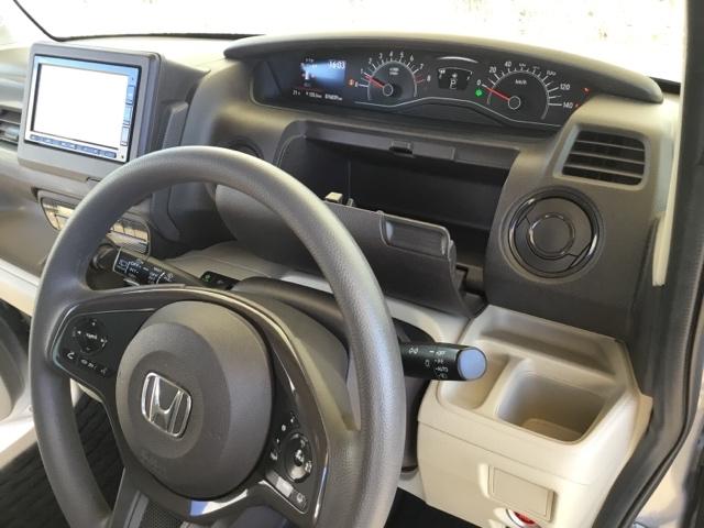 運転席アッパーボックスは、よく使うモノの収納に便利です。