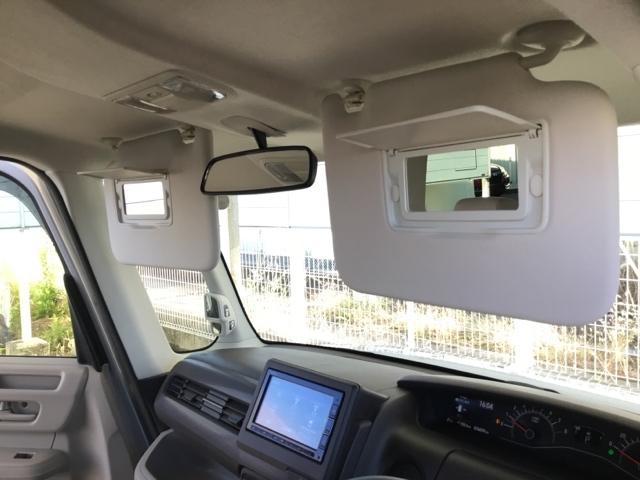 サンバイザーには、身だしなみを整える際に便利なバニティミラーが付いています。