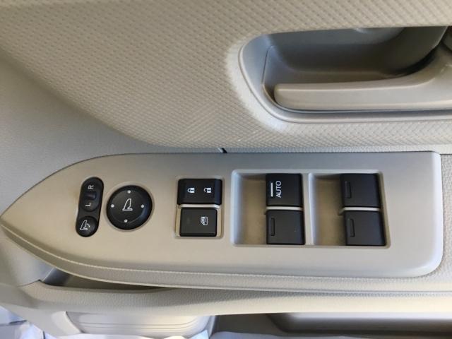 電動格納式ドアミラーのスイッチは運転席ドアにあります。