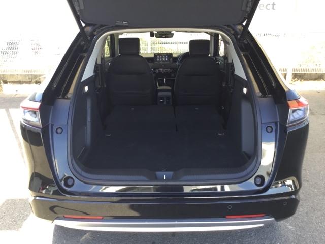 リアシートを前に倒せば荷室容量倍増！ほぼフラットな状態になるので、より多くの荷物を積むことができますよ。