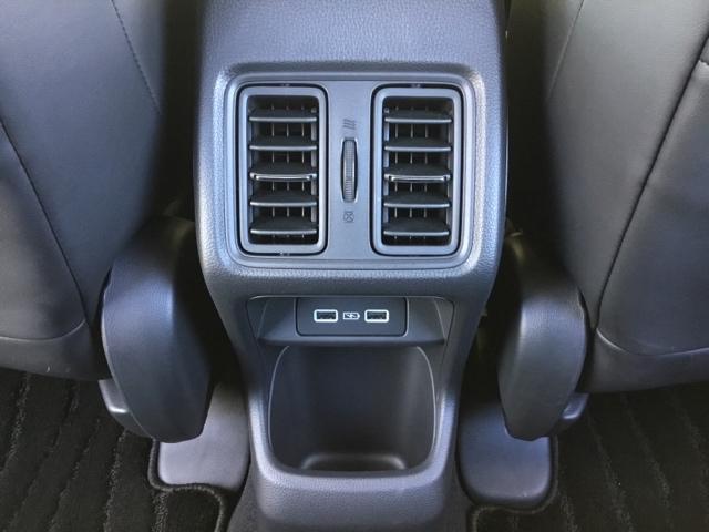 リアベンチレーション、充電用ＵＳＢジャック装備。後席も快適です！