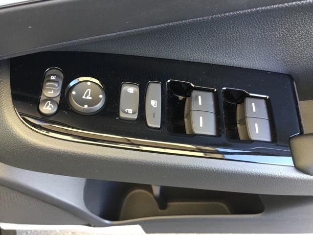 電動格納式ドアミラーのスイッチは運転席ドアにあります。