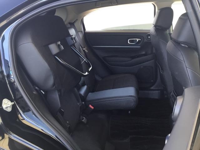 後席の座面をはね上げれば、荷室としてもお使いいただけます。