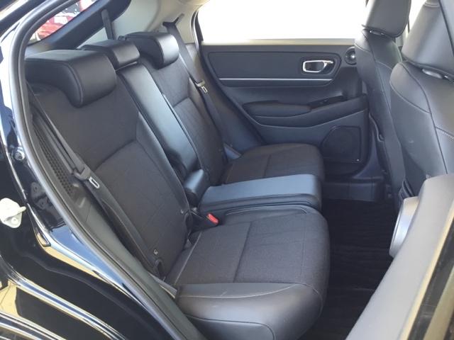 後席の頭上やひざ周りにもゆとりのある快適な座り心地。